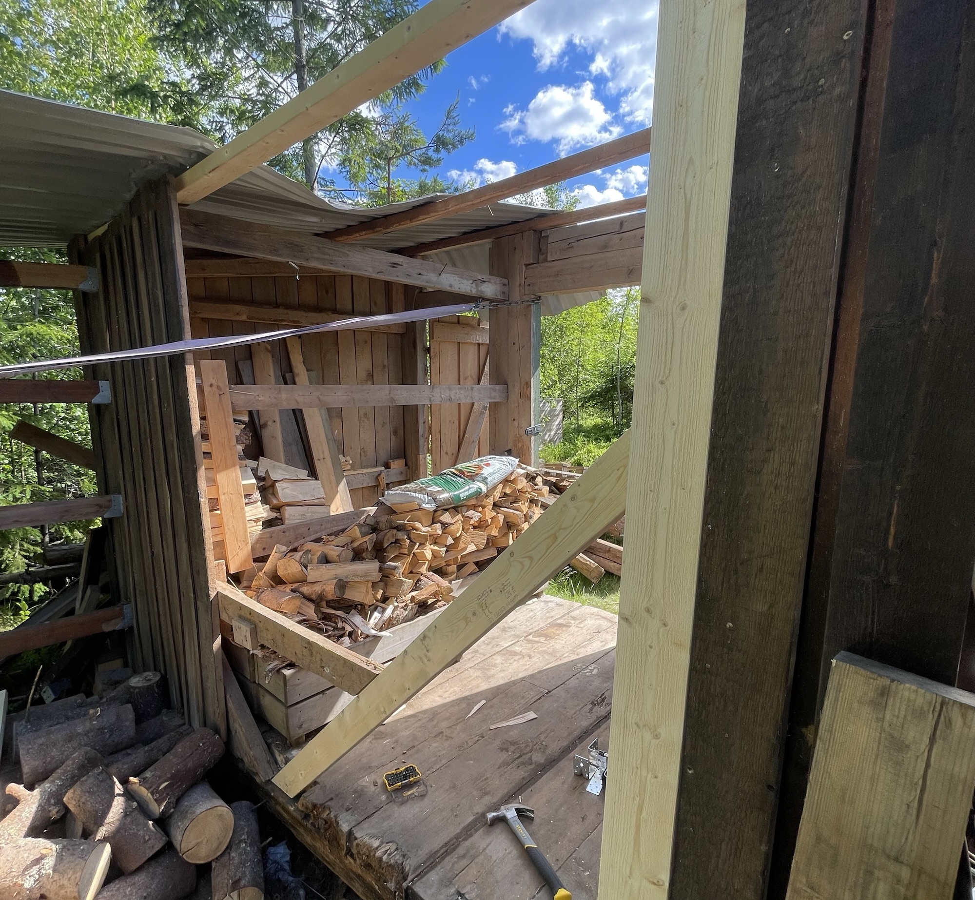 Amtörer lagar vedbod – sommardagbok 17/6